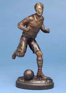 Fotbalista běžící s míčem, cca 1900 (bronz)